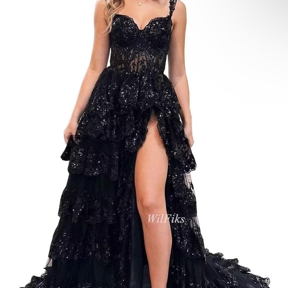 Elegant Black Lace Evening Gown